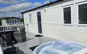 Luxury Caravan 3 Bedroom 8 Berth With Hot-Tub Guests 6 And Above Require A Bond